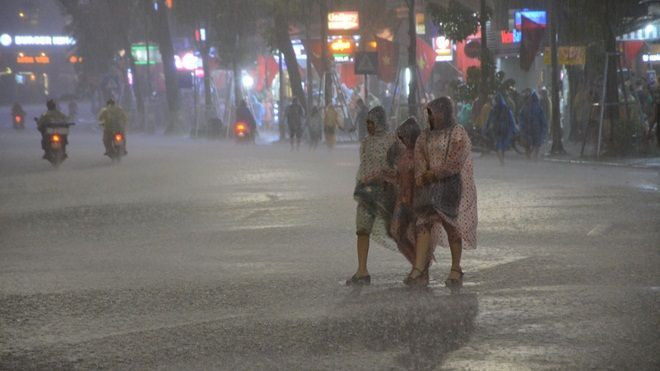 Hàng trăm người tắm mưa thỏa thích giữa phố đi bộ Hoàn Kiếm Ảnh 2