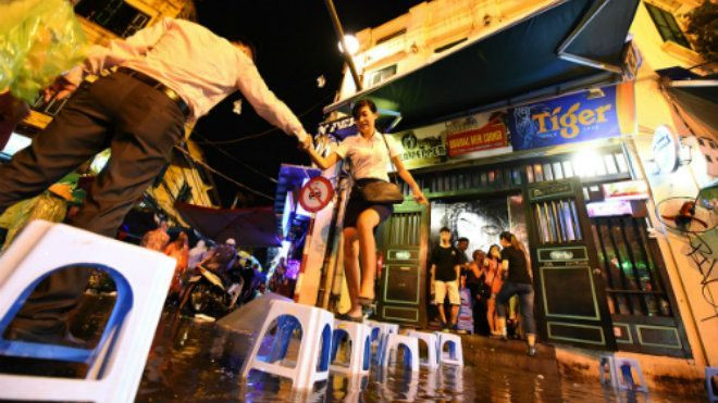 Dân phố cổ Hà Nội bắc ghế đi lại vì mưa ngập Ảnh 2