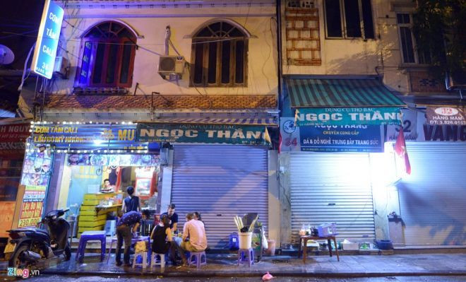 Số ít cửa hàng trên phố Hàng Buồm, Hàng Bạc mở cửa sau 0h.