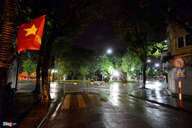 Phố xá quanh khu vực hồ Hoàn Kiếm khá vắng vẻ ngày đầu kéo dài giờ giới nghiêm.