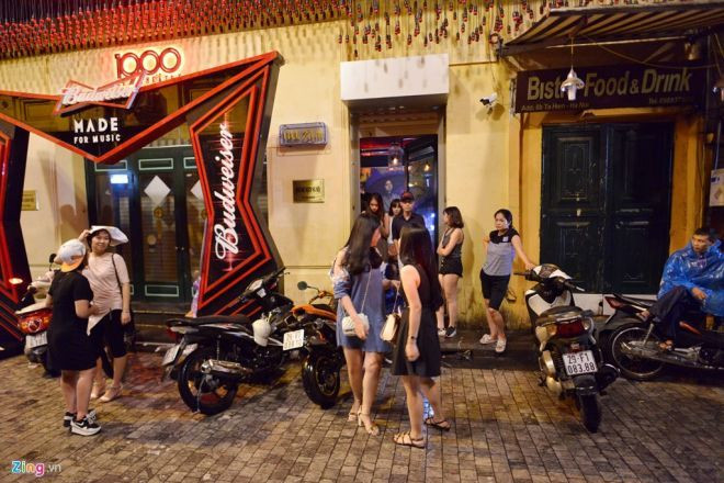 Theo Chủ tịch Hà Nội dù có “giờ giới nghiêm” nhưng nhiều quán bar vẫn hoạt động chui. Việc Hà Nội cho phép các quán bar hoạt động sau 0h ngoài việc phục vụ nhu cầu của du khách còn là cách để có biện pháp quản lý tốt hơn.