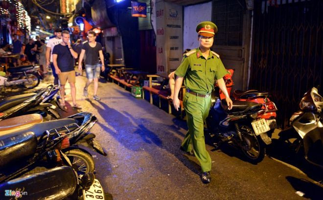 Trung tá Phạm Văn Hiển, Công an quận Hoàn Kiếm cho biết, lực lượng an ninh thường xuyên bám sát cơ sở những ngày đầu dỡ bỏ lệnh cấm để đảm bảo an toàn tuyệt đối trên địa bàn.