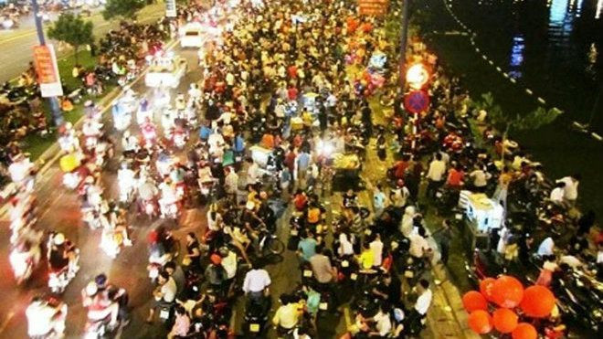 Người dân tấp nập đổ về TP HCM xem pháo hoa mừng 2/9 Ảnh 2
