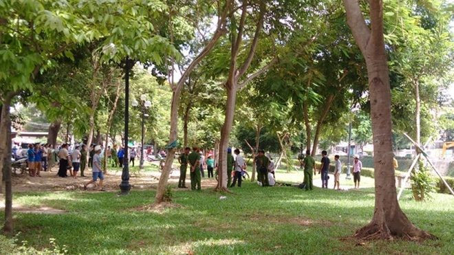 Nhảy sông tự tử, người đàn ông ném đá cản người cứu mình Ảnh 2