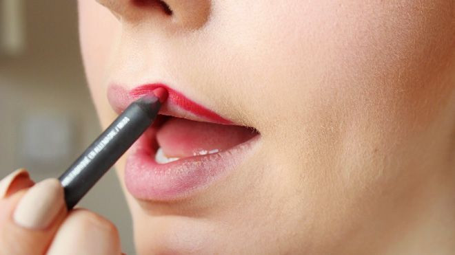 Sở hữu đôi môi căng mọng trong nháy mắt bằng cách kẻ viền môi! Ảnh 2