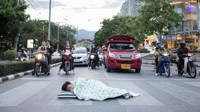 Chàng trai Thái trải chăn, gối nằm ngủ khắp đường phố Ảnh 2