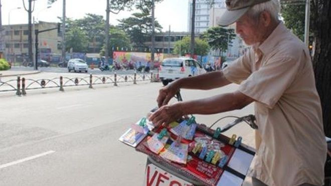 Chặn đường tịch thu vé số trái tuyến: Chỉ phạt người nghèo? Ảnh 2