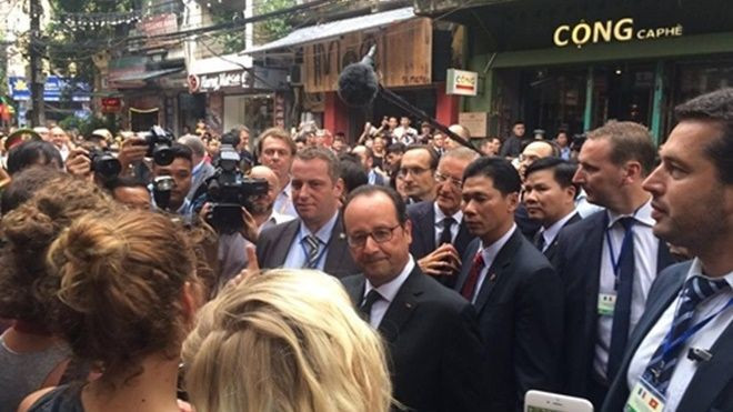 Tổng thống Pháp dạo phố cổ Hà Nội Ảnh 2