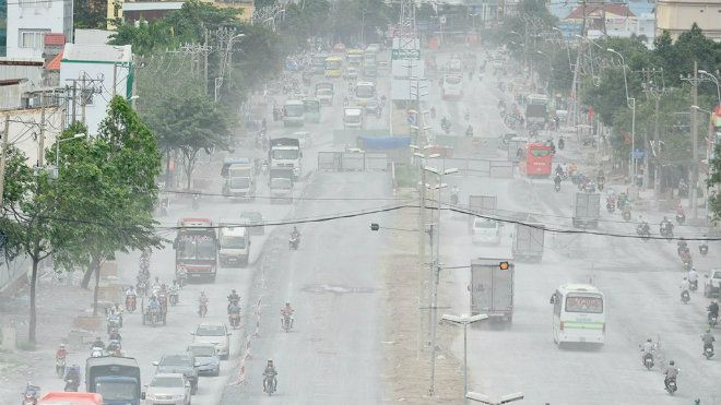 Bão bụi mịt mù trên con đường 'nhà biến thành hầm' ở Sài Gòn Ảnh 2