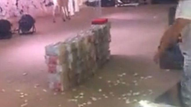 Nhà trai mang hẳn 20 tỷ tiền mặt lên sân khấu tặng cô dâu nhân ngày cưới Ảnh 2