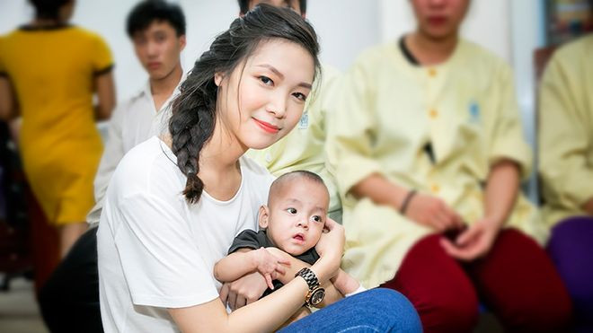 Hoa hậu Thùy Dung không kìm được nước mắt khi trao quà từ thiện cho bệnh nhi Ảnh 2