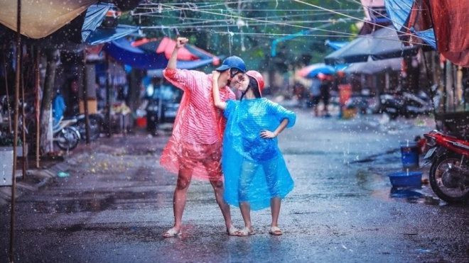 Cặp 9X chụp ảnh cưới với áo mưa, dép tổ ong Ảnh 2