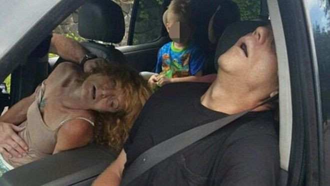 Cả thế giới đang lên án cặp bố mẹ phê thuốc bỏ mặc con trai ở sau xe Ảnh 2