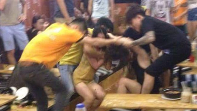 Hai cô gái 'đại chiến' dữ dội tại quán mì cay ở Hà Nội gây xôn xao Ảnh 2