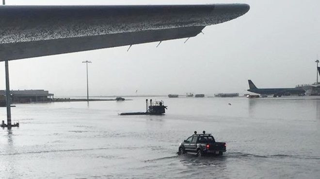 Sài Gòn mưa lớn, sân bay Tân Sơn Nhất lại 'chìm trong biển nước' Ảnh 2