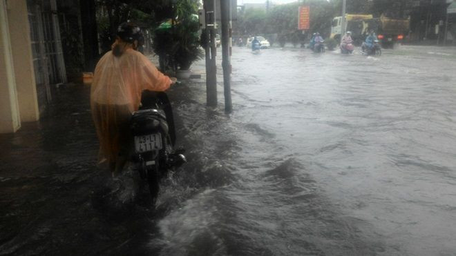 Ảnh: Mưa lớn chớm bão, đường phố Đà Nẵng thành sông Ảnh 2