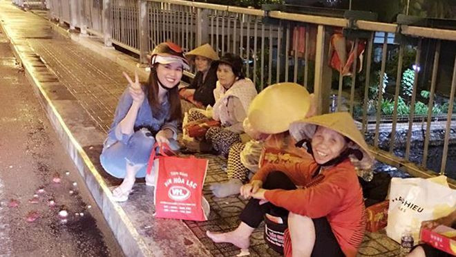 Ngọc Trinh giản dị đi dép xỏ ngón, ngồi xe máy làm từ thiện nửa đêm Ảnh 2