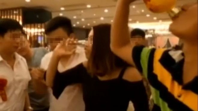 Thi uống rượu với đàn ông, cô phù dâu trẻ mất mạng trong đám cưới bạn thân Ảnh 2