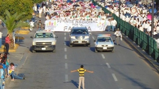 Bức ảnh ấn tượng nhất ngày: cậu bé 12 tuổi một mình đối diện với đám đông phản đối kết hôn đồng tính Ảnh 2