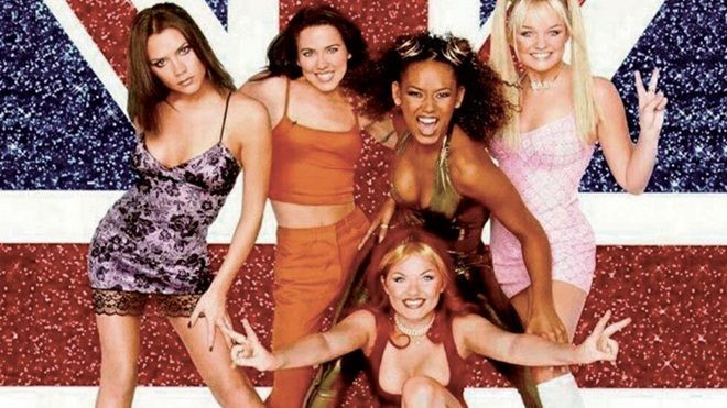 Vì sao gọi những năm 1990 là thập niên 'phi thời trang'? Ảnh 2