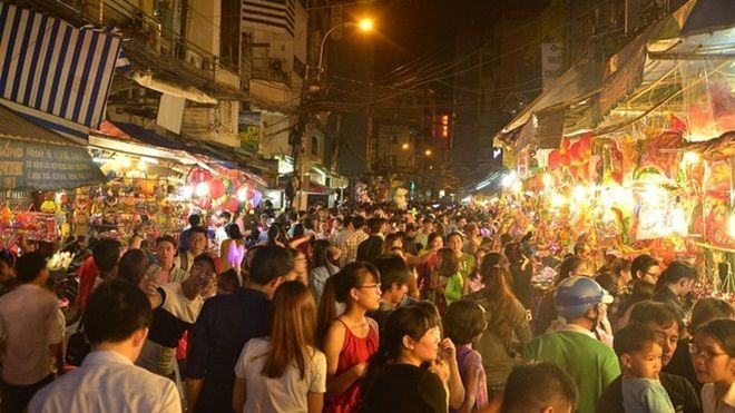 Hàng nghìn người 'nêm' cứng phố lồng đèn trước đêm Trung Thu Ảnh 2