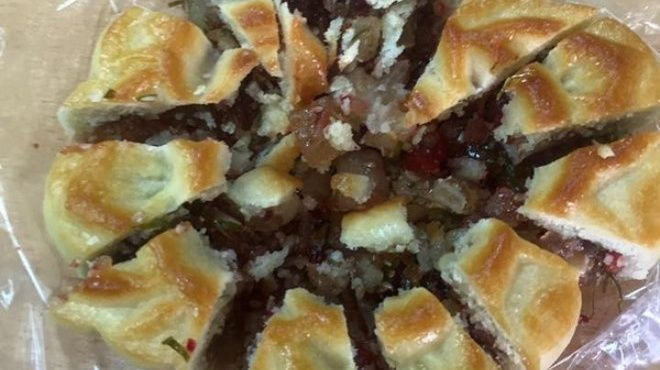 Đến nhà người yêu, cô gái cắt bánh trung thu 'nát như băm' Ảnh 2