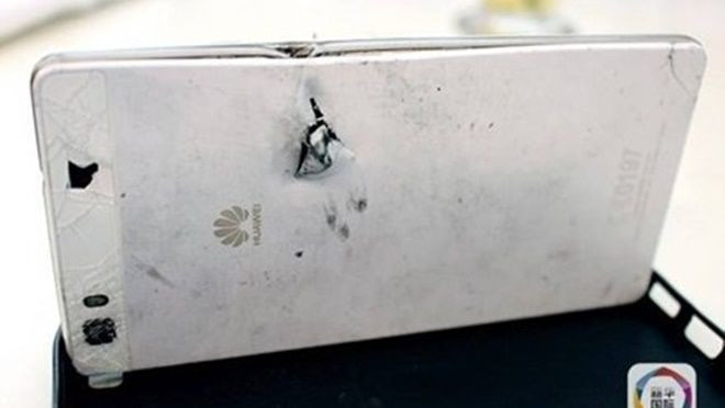 Thoát chết hi hữu nhờ smartphone đỡ đạn Ảnh 2