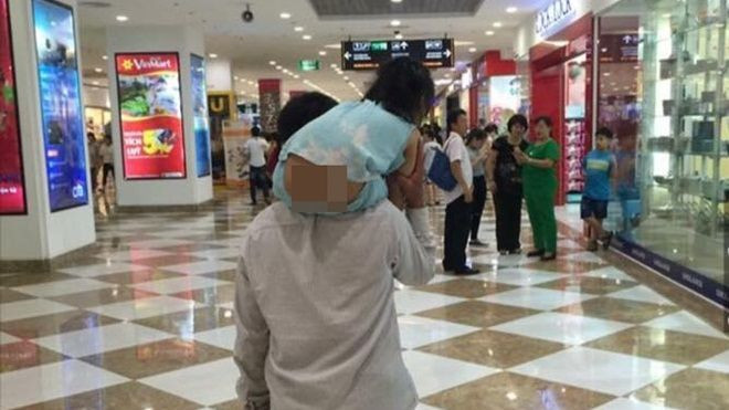 Xúc động hình ảnh người cha lấm lem, ngơ ngác cõng con đi chơi giữa trung tâm thương mại sang trọng Ảnh 2