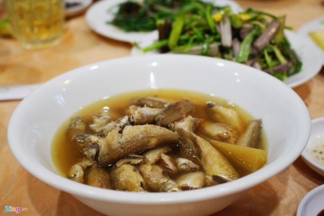 Cá linh kho mía ăn kèm gỏi cọng súng hoa điên điển. Khi thưởng thức, bạn cho gỏi vào chén, chan cá và nước dùng. Món ăn có vị đắng của bông điên điển, vị tươi của cá, ngọt của mía.