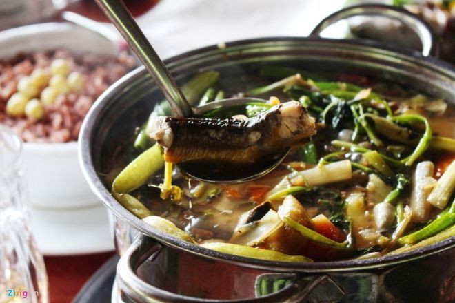Lẩu lươn: Sự kết hợp của lươn với bông súng, bông điên điển mang đến cho món lẩu lươn hương, vị khác hẳn các thời điểm khác trong năm.