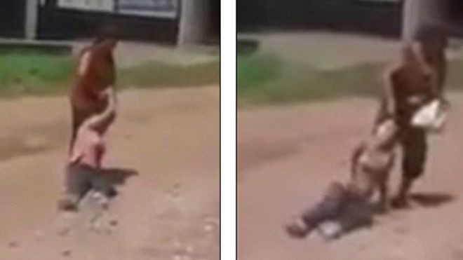 Video sốc: Mẹ túm tóc, kéo lê con gái tàn tật trên đường Ảnh 2