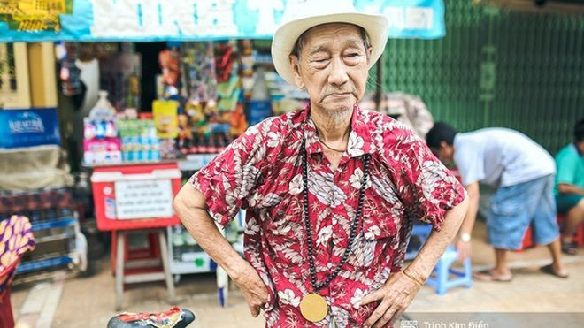 Cụ ông 92 tuổi bán vé số chất nhất Châu Đốc: mặc style màu mè, 'bắn' cả tiếng Anh tiếng Pháp Ảnh 2