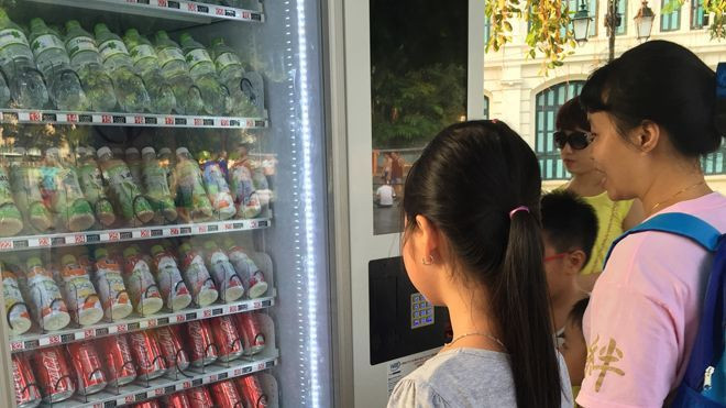 Nhiều người mất tiền oan khi sử dụng máy bán hàng tự động trên phố đi bộ hồ Gươm Ảnh 2