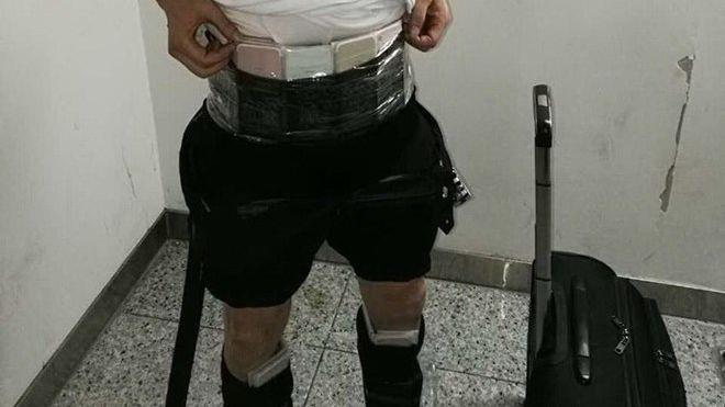 Dán điện thoại iPhone 7 vào quanh người để qua mặt hải quan Ảnh 2