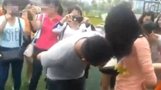 Thử thách ăn nho treo trên ngực áo phụ nữ của một công ty Việt Nam lên báo Anh Ảnh 2