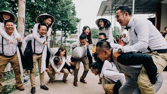 Tiệc đính hôn không giống ai: Phù dâu đội nón lá, phù rể đi tất bảy màu Ảnh 2