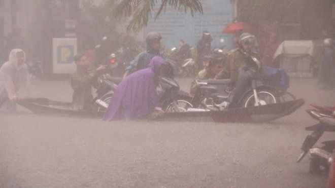 Nước ngập lút xe, dân Huế chèo thuyền về nhà Ảnh 2