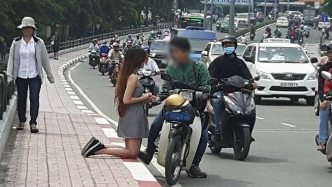 Bức ảnh cô gái quỳ gối bên cạnh chàng trai ở đường phố Sài Gòn gây xôn xao Ảnh 2