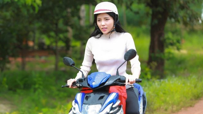 Kỳ Duyên chạy xe gắn máy trao quà cho bà con nghèo vùng biên giới Ảnh 2