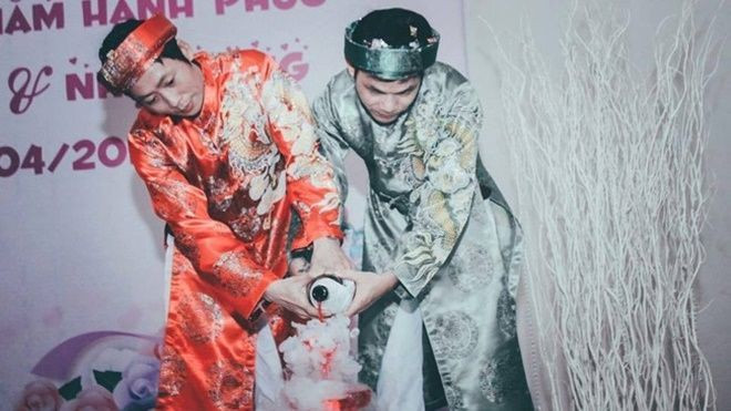 Hai người đàn ông ứa nước mắt chia sẻ về chuyện tình đồng tính gian khó của mình suốt 18 năm qua Ảnh 2