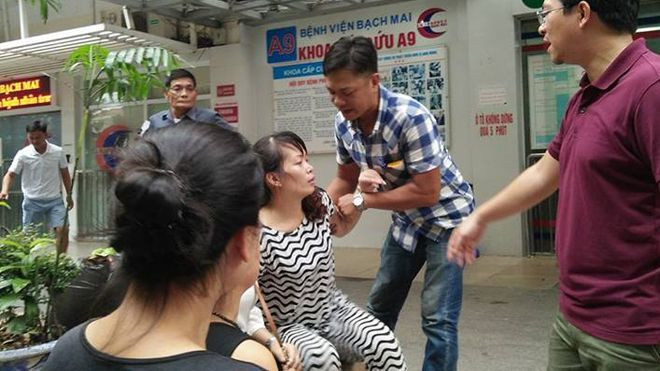 Bé trai bị tấm tôn cứa đứt cổ đã tử vong tại bệnh viện Bạch Mai Ảnh 2