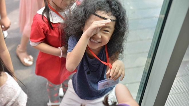 Những khoảnh khắc hài hước của model nhí sau hậu trường Tuần lễ thời trang thiếu nhi Việt Nam Ảnh 2