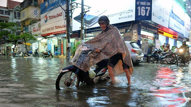 Người Hà Nội lại lội bì bõm sau cơn mưa rào Ảnh 2