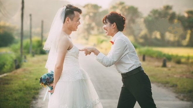 Bộ ảnh cưới hoán đổi vị trí của đôi trẻ yêu nhau 7 năm Ảnh 2