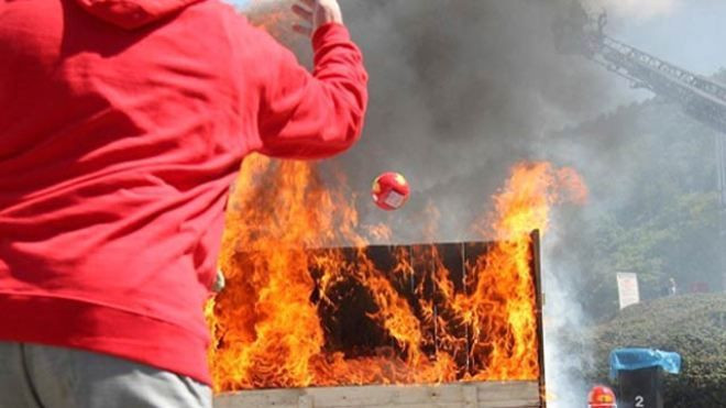 Chỉ cần tung quả cầu này ra như bắt pokemon, lửa to cỡ nào cũng sẽ bị 'hút sạch' Ảnh 2