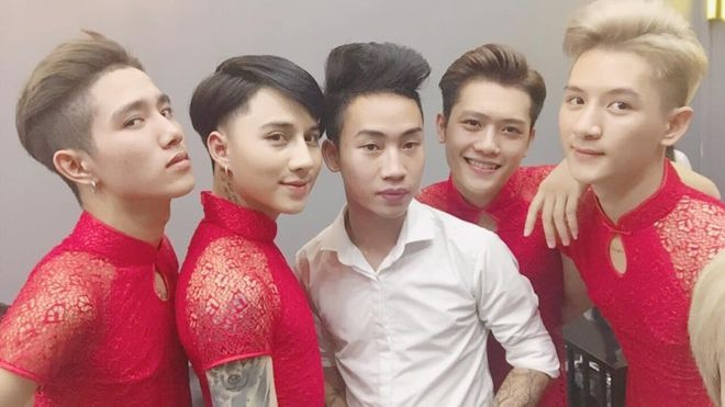 Dàn 'soái ca' mặc áo dài bưng lễ trong tiệc khai trương làm xôn xao cộng đồng mạng Ảnh 2