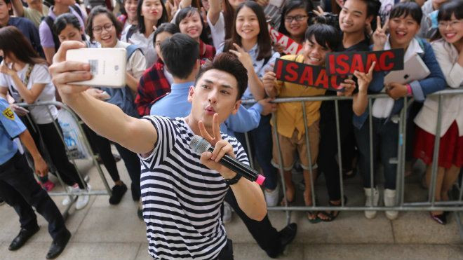 Isaac và Đông nhi cháy hết mình cùng giới trẻ TP HCM tại đêm nhạc “Đẹp kiệt xuất, đậm khí chất” Ảnh 2