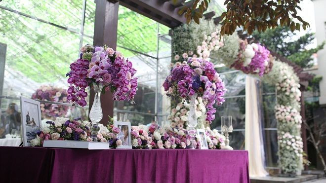 Cặp đôi ở Hà Nội trang trí nhà ngày ăn hỏi đẹp như mơ với 7.800 cành hoa Ảnh 2