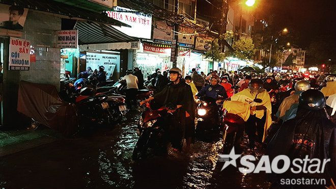 Toàn cảnh trận mưa lớn kéo dài hơn 3 tiếng đồng hồ khiến Sài Gòn vỡ trận Ảnh 2