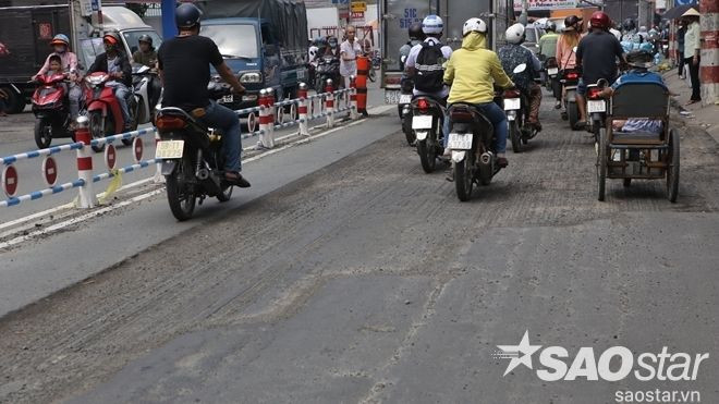 Có gì ở đoạn đường nước cuốn xe máy đêm qua ở Sài Gòn? Ảnh 2